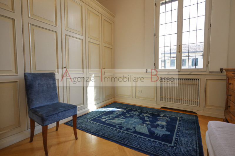 Nel cuore pulsante di Padova, tra le affascinanti Piazze del centro storico, sorge una residenza ...