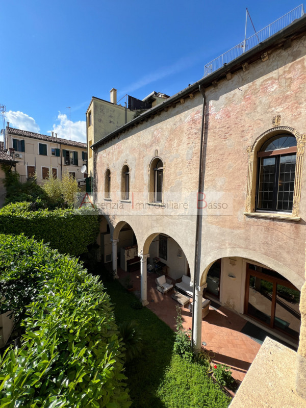 Nel cuore pulsante di Padova, tra le affascinanti Piazze del centro storico, sorge una residenza ...