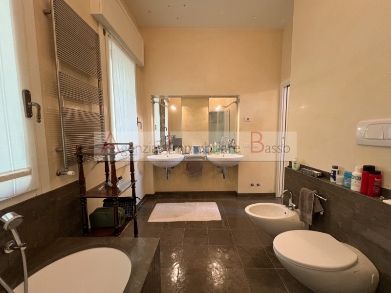 Nel cuore pulsante di Padova, tra le affascinanti Piazze del centro storico, sorge una residenza ...