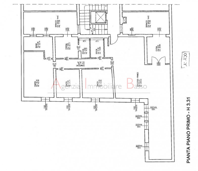 Nel cuore pulsante di Padova, tra le affascinanti Piazze del centro storico, sorge una residenza ...