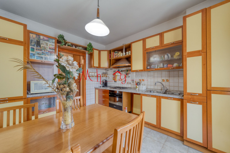 ESTE CENTRO: Appartamento all'ultimo piano di piccola palazzina composto di ingresso, spazioso so...