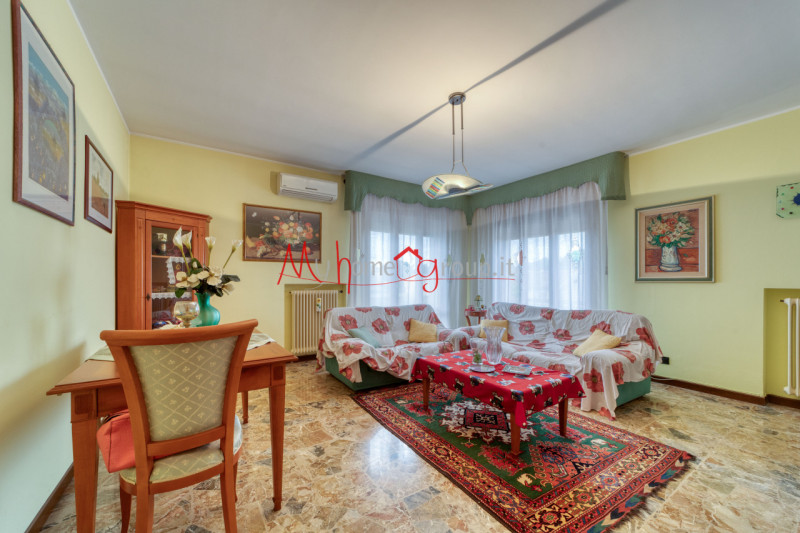 ESTE CENTRO: Appartamento all'ultimo piano di piccola palazzina composto di ingresso, spazioso so...