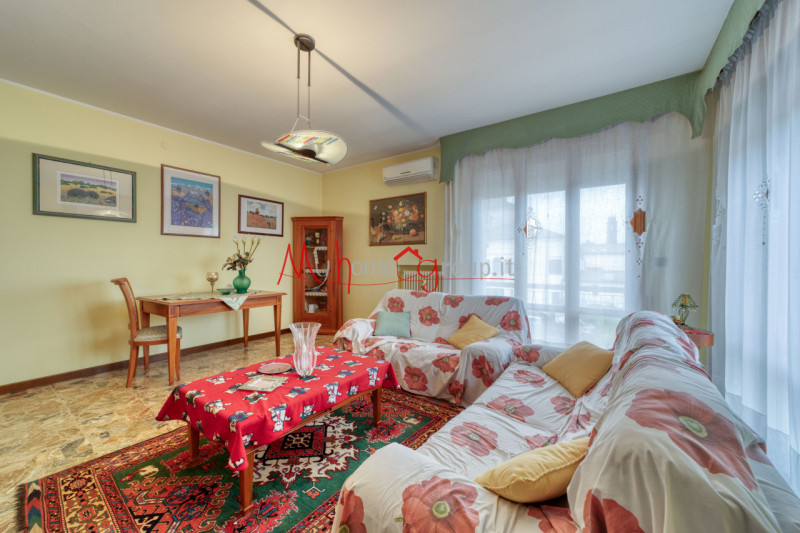 ESTE CENTRO: Appartamento all'ultimo piano di piccola palazzina composto di ingresso, spazioso so...