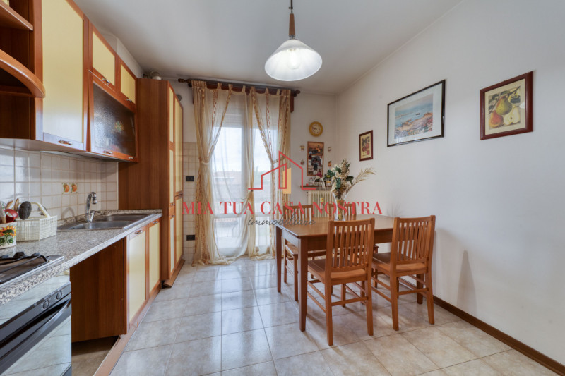 ESTE CENTRO: Appartamento all'ultimo piano di piccola palazzina composto di ingresso, spazioso so...