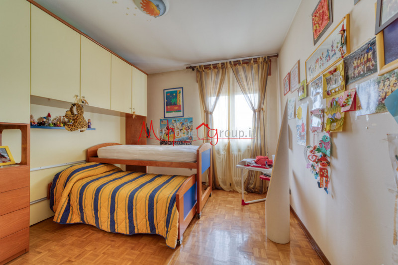 ESTE CENTRO: Appartamento all'ultimo piano di piccola palazzina composto di ingresso, spazioso so...