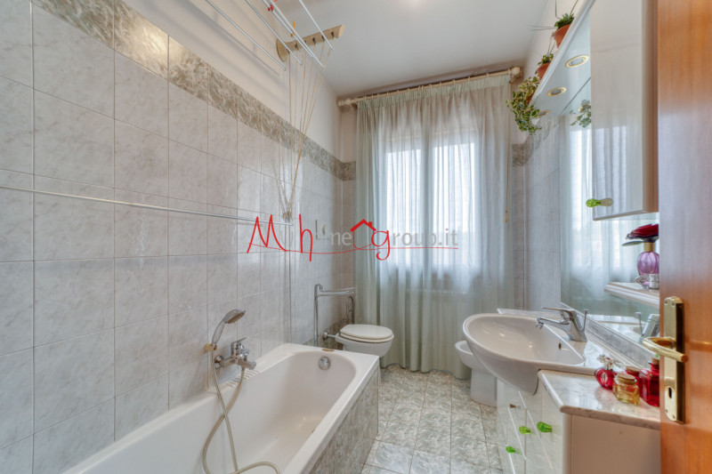 ESTE CENTRO: Appartamento all'ultimo piano di piccola palazzina composto di ingresso, spazioso so...