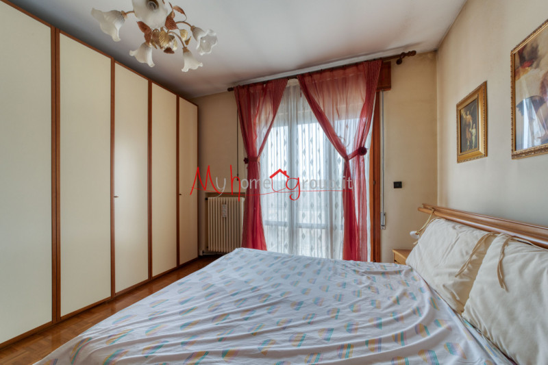 ESTE CENTRO: Appartamento all'ultimo piano di piccola palazzina composto di ingresso, spazioso so...