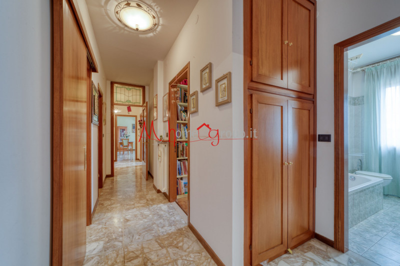 ESTE CENTRO: Appartamento all'ultimo piano di piccola palazzina composto di ingresso, spazioso so...