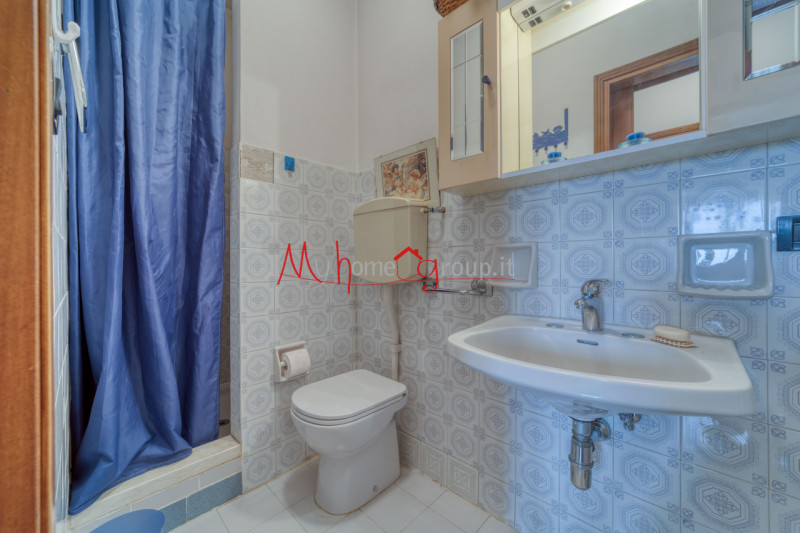 ESTE CENTRO: Appartamento all'ultimo piano di piccola palazzina composto di ingresso, spazioso so...