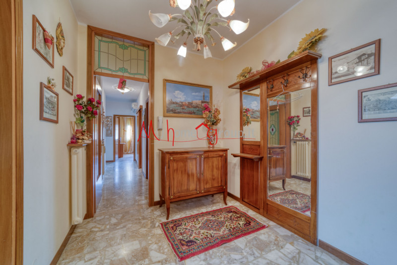 ESTE CENTRO: Appartamento all'ultimo piano di piccola palazzina composto di ingresso, spazioso so...