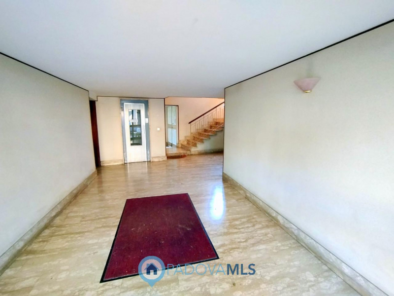 Immobile in esclusiva al Gruppo Padova MLS
AMPIO 4 CAMERE ULTIMO PIANO CON TERRAZZA A BRUSEGANA

...