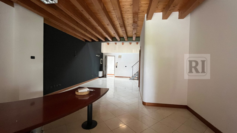 Se stai cercando un ufficio che combini eleganza e funzionalità, non perdere questa opportunità u...