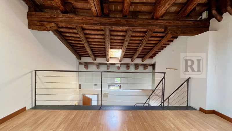 Se stai cercando un ufficio che combini eleganza e funzionalità, non perdere questa opportunità u...