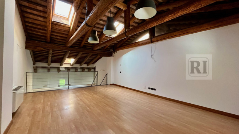 Se stai cercando un ufficio che combini eleganza e funzionalità, non perdere questa opportunità u...