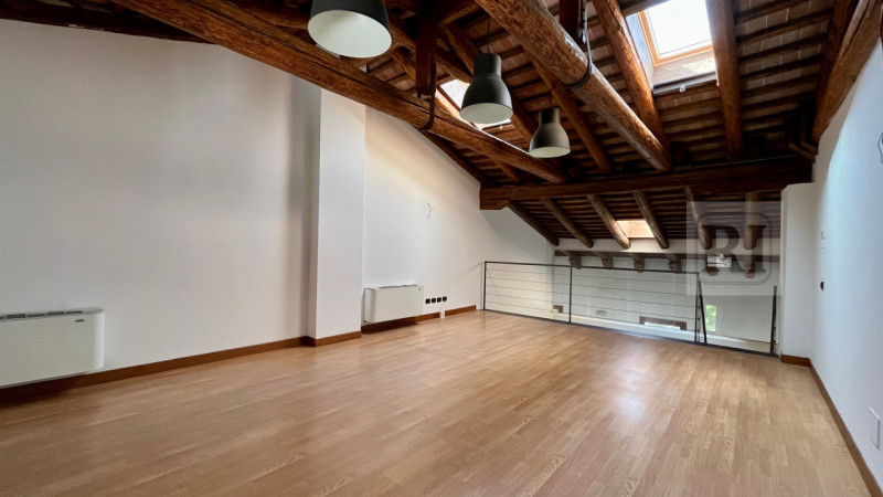 Se stai cercando un ufficio che combini eleganza e funzionalità, non perdere questa opportunità u...