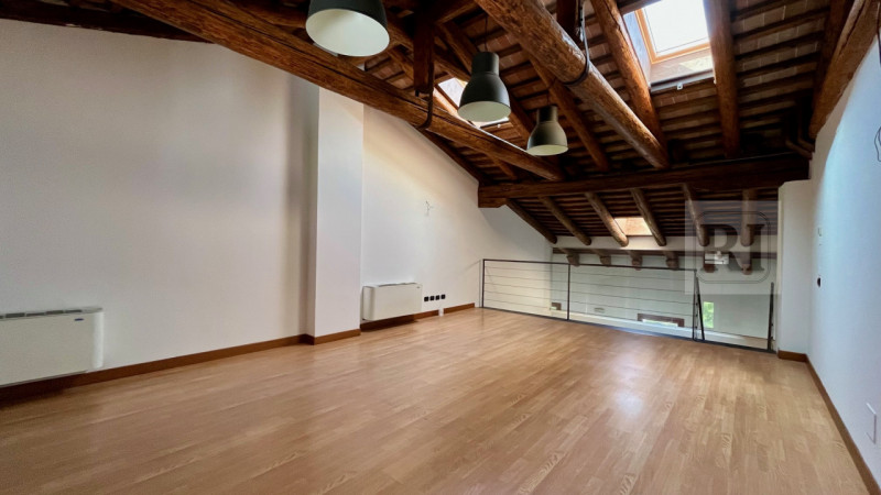 Se stai cercando un ufficio che combini eleganza e funzionalità, non perdere questa opportunità u...