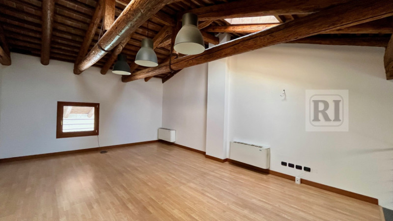 Se stai cercando un ufficio che combini eleganza e funzionalità, non perdere questa opportunità u...