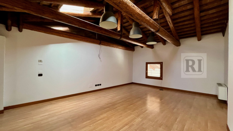 Se stai cercando un ufficio che combini eleganza e funzionalità, non perdere questa opportunità u...