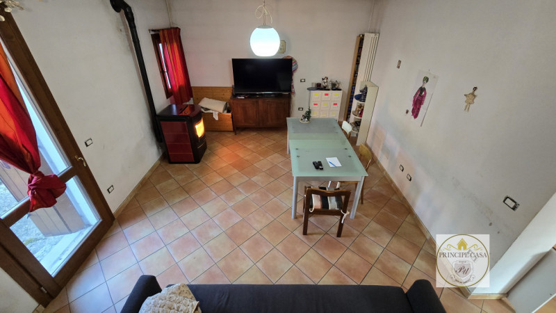 Riferimento immobile: AS101

A Carceri, in prossimità del centro cittadino, proponiamo casa a sch...