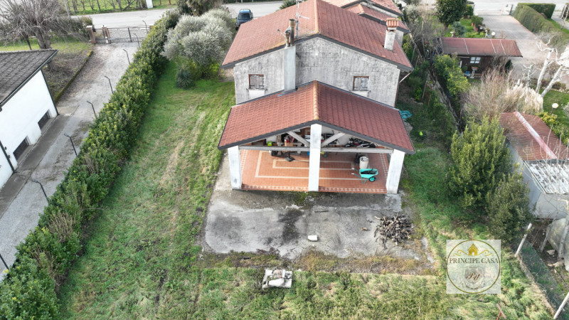 Riferimento immobile: AS101

A Carceri, in prossimità del centro cittadino, proponiamo casa a sch...