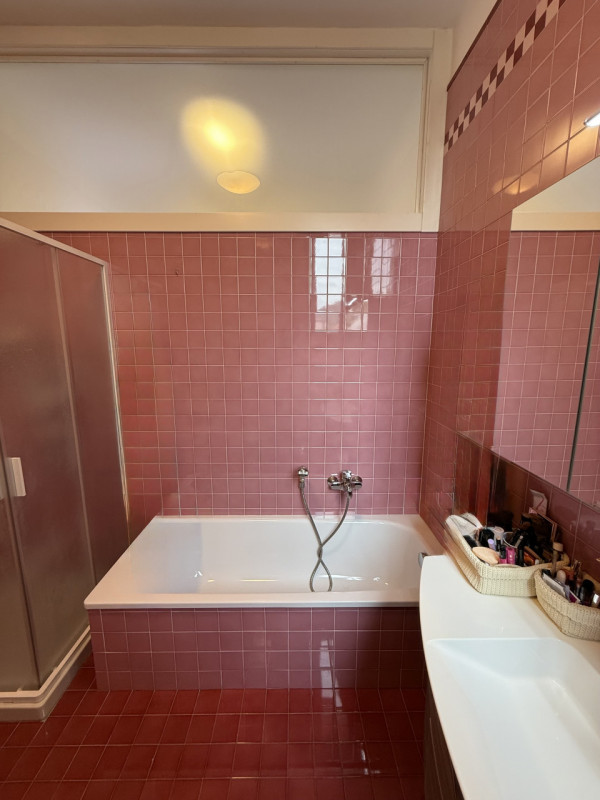 COMPOSIZIONE:
Appartamento al terzo piano di uno stabile servito da ascensore, composto da ampia ...