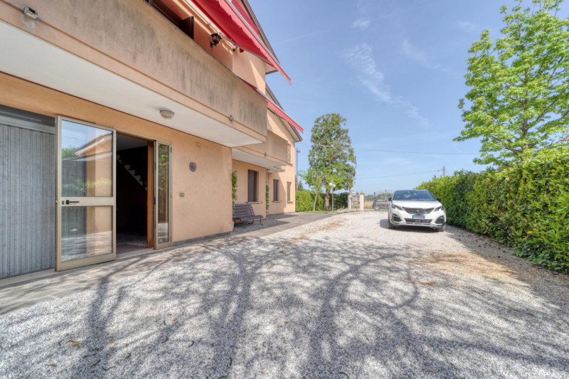 A Rubano nella richiestissima località di Sarmeola, in zona tranquilla e rilassante proponiamo VI...