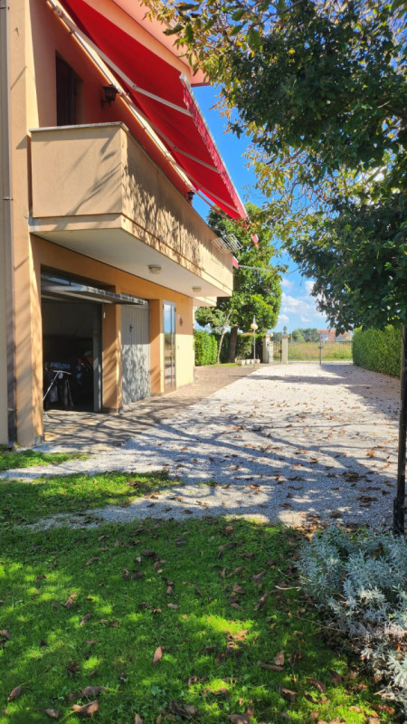 A Rubano nella richiestissima località di Sarmeola, in zona tranquilla e rilassante proponiamo VI...