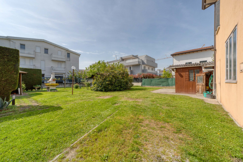 A Rubano nella richiestissima località di Sarmeola, in zona tranquilla e rilassante proponiamo VI...