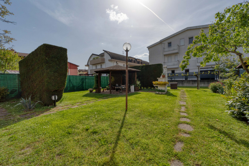 A Rubano nella richiestissima località di Sarmeola, in zona tranquilla e rilassante proponiamo VI...