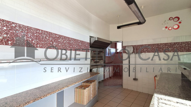 Basta affitti! Inizia subito la tua attività in questo locale commerciale pronto all'uso!

Rif. F...