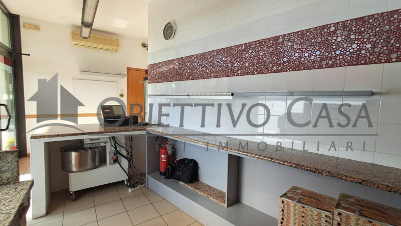 Basta affitti! Inizia subito la tua attività in questo locale commerciale pronto all'uso!

Rif. F...