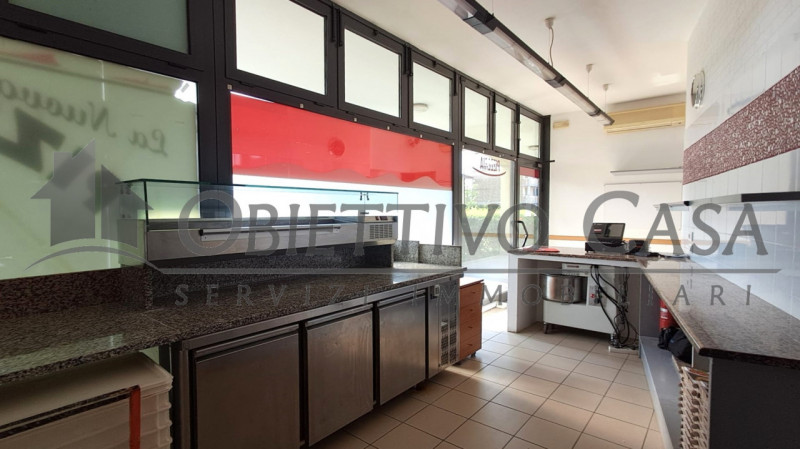 Basta affitti! Inizia subito la tua attività in questo locale commerciale pronto all'uso!

Rif. F...