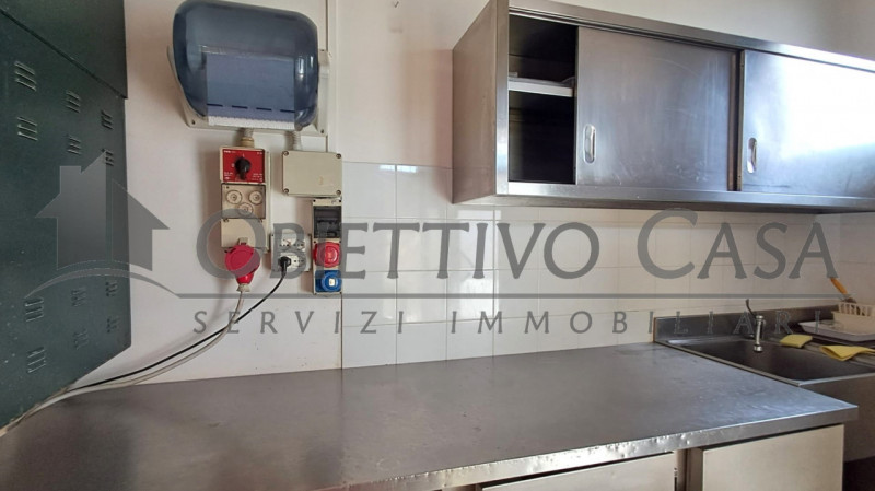 Basta affitti! Inizia subito la tua attività in questo locale commerciale pronto all'uso!

Rif. F...