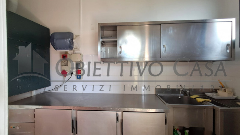 Basta affitti! Inizia subito la tua attività in questo locale commerciale pronto all'uso!

Rif. F...