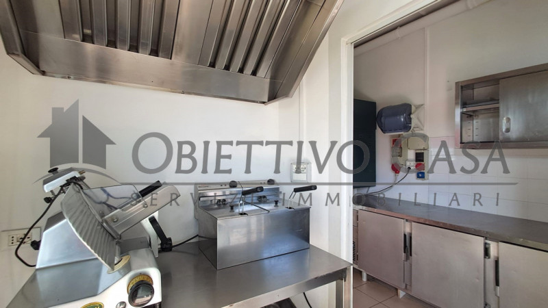 Basta affitti! Inizia subito la tua attività in questo locale commerciale pronto all'uso!

Rif. F...