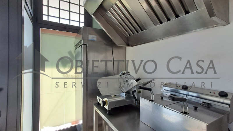 Basta affitti! Inizia subito la tua attività in questo locale commerciale pronto all'uso!

Rif. F...