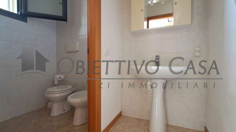 Basta affitti! Inizia subito la tua attività in questo locale commerciale pronto all'uso!

Rif. F...