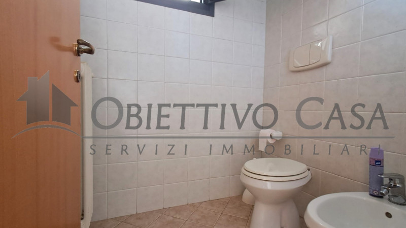 Basta affitti! Inizia subito la tua attività in questo locale commerciale pronto all'uso!

Rif. F...