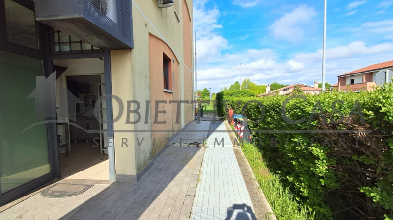 Basta affitti! Inizia subito la tua attività in questo locale commerciale pronto all'uso!

Rif. F...