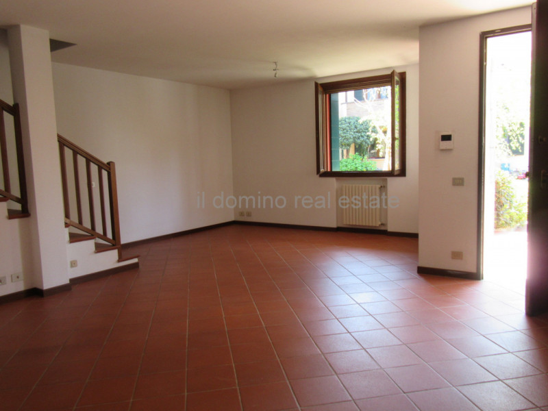 Nella tranquilla zona di San Domenico a Selvazzano Dentro, splendida bifamiliare di 350 mq di spa...