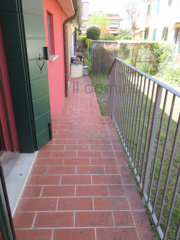 Nella tranquilla zona di San Domenico a Selvazzano Dentro, splendida bifamiliare di 350 mq di spa...