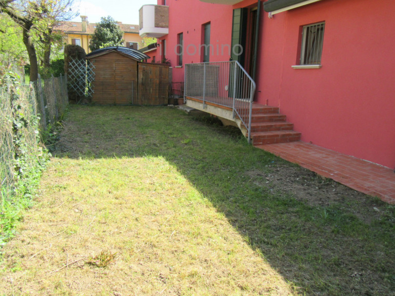 Nella tranquilla zona di San Domenico a Selvazzano Dentro, splendida bifamiliare di 350 mq di spa...