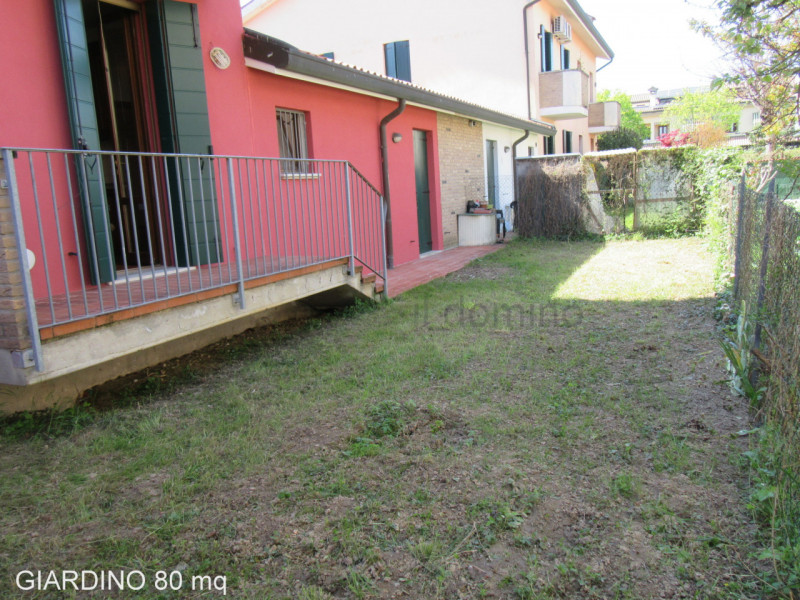 Nella tranquilla zona di San Domenico a Selvazzano Dentro, splendida bifamiliare di 350 mq di spa...