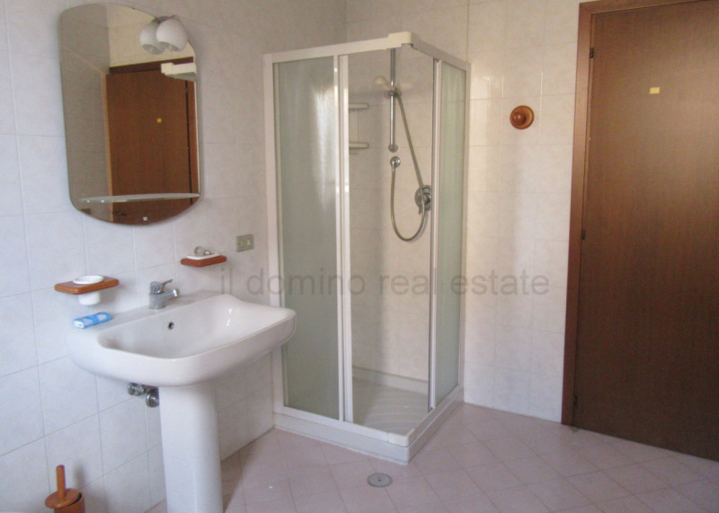 Nella tranquilla zona di San Domenico a Selvazzano Dentro, splendida bifamiliare di 350 mq di spa...