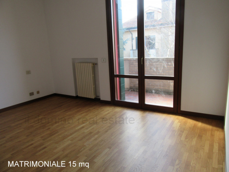 Nella tranquilla zona di San Domenico a Selvazzano Dentro, splendida bifamiliare di 350 mq di spa...