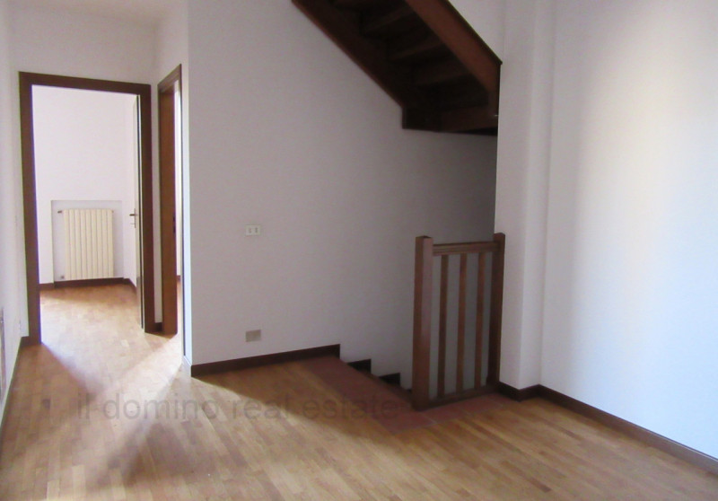 Nella tranquilla zona di San Domenico a Selvazzano Dentro, splendida bifamiliare di 350 mq di spa...