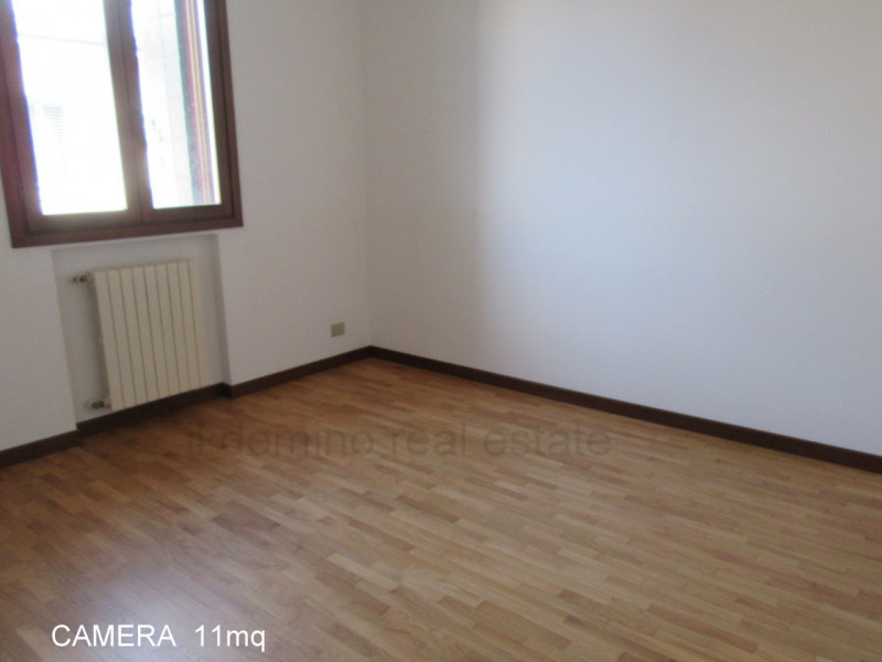 Nella tranquilla zona di San Domenico a Selvazzano Dentro, splendida bifamiliare di 350 mq di spa...