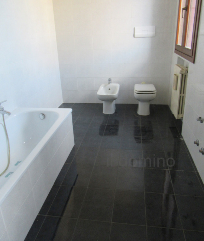 Nella tranquilla zona di San Domenico a Selvazzano Dentro, splendida bifamiliare di 350 mq di spa...