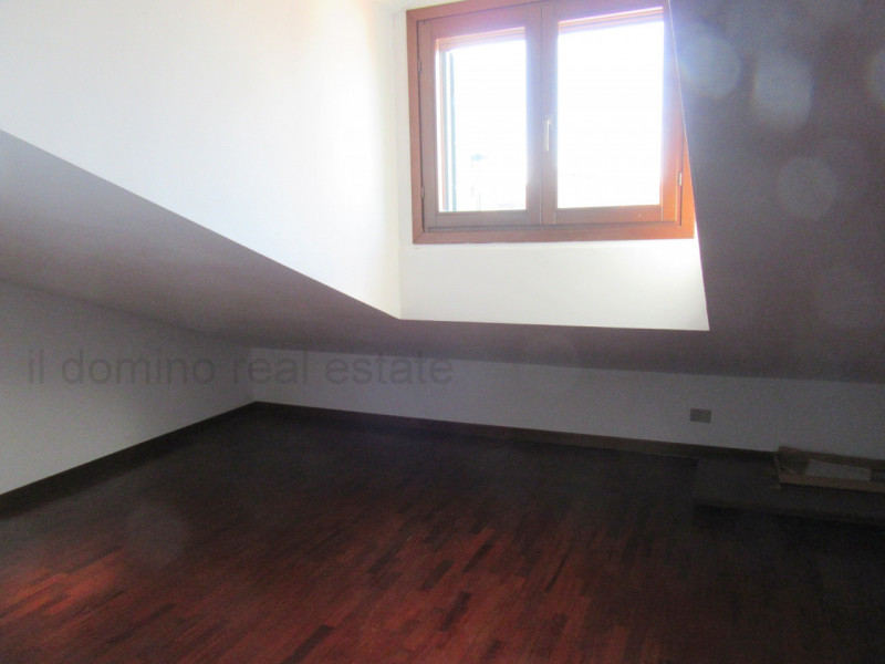 Nella tranquilla zona di San Domenico a Selvazzano Dentro, splendida bifamiliare di 350 mq di spa...