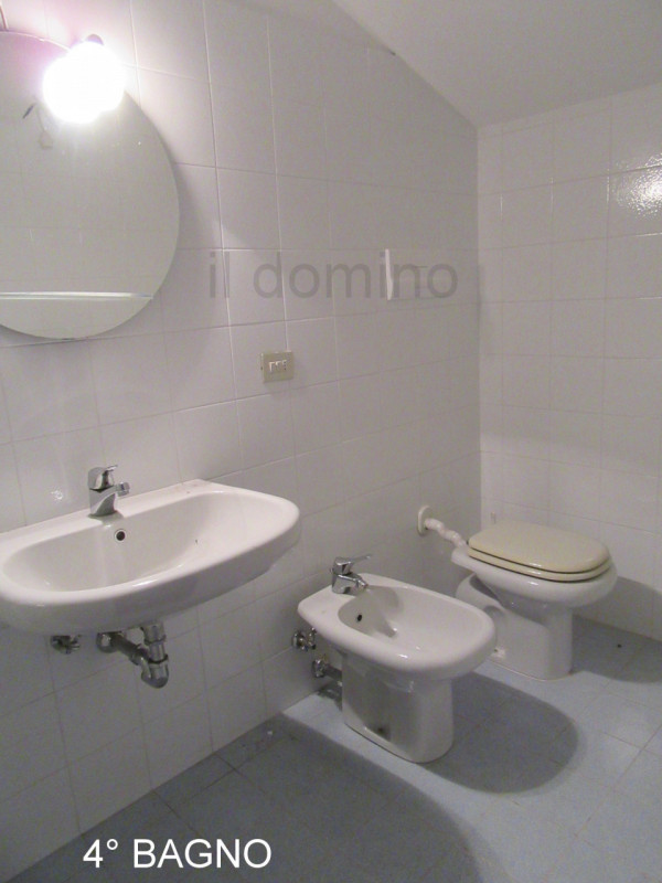 Nella tranquilla zona di San Domenico a Selvazzano Dentro, splendida bifamiliare di 350 mq di spa...